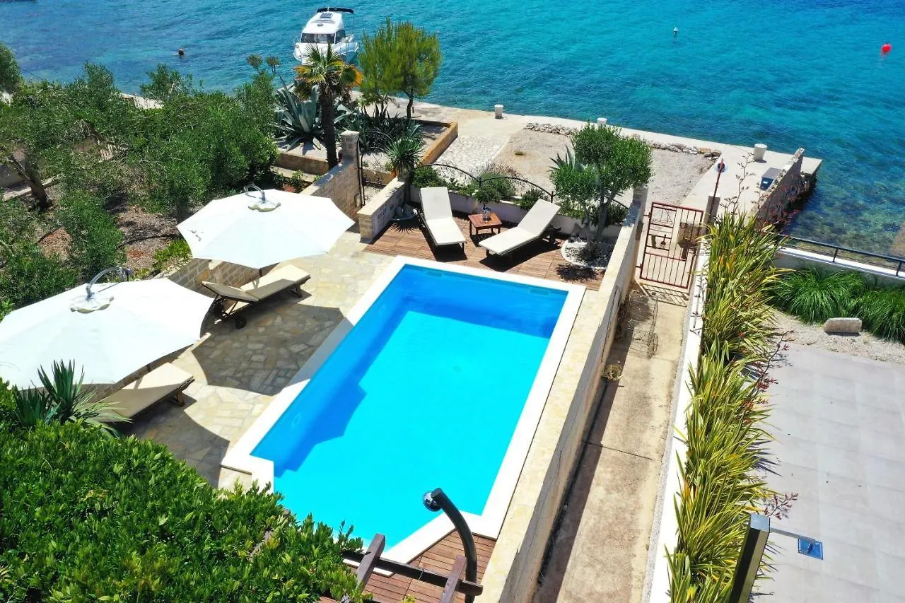Villa Antisin Преко