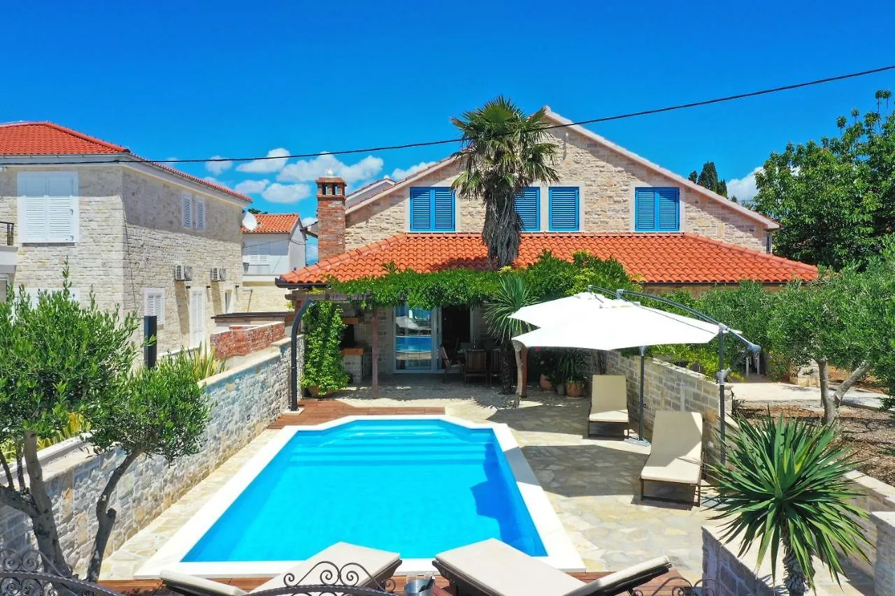 Villa Antisin Преко 0*,